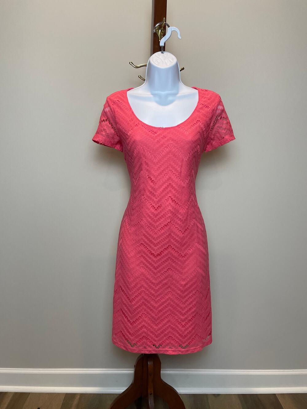 Tiana B. Dress Size M Coral Pink Chevron Lace Overlay Scoop Neck Short Sleeve